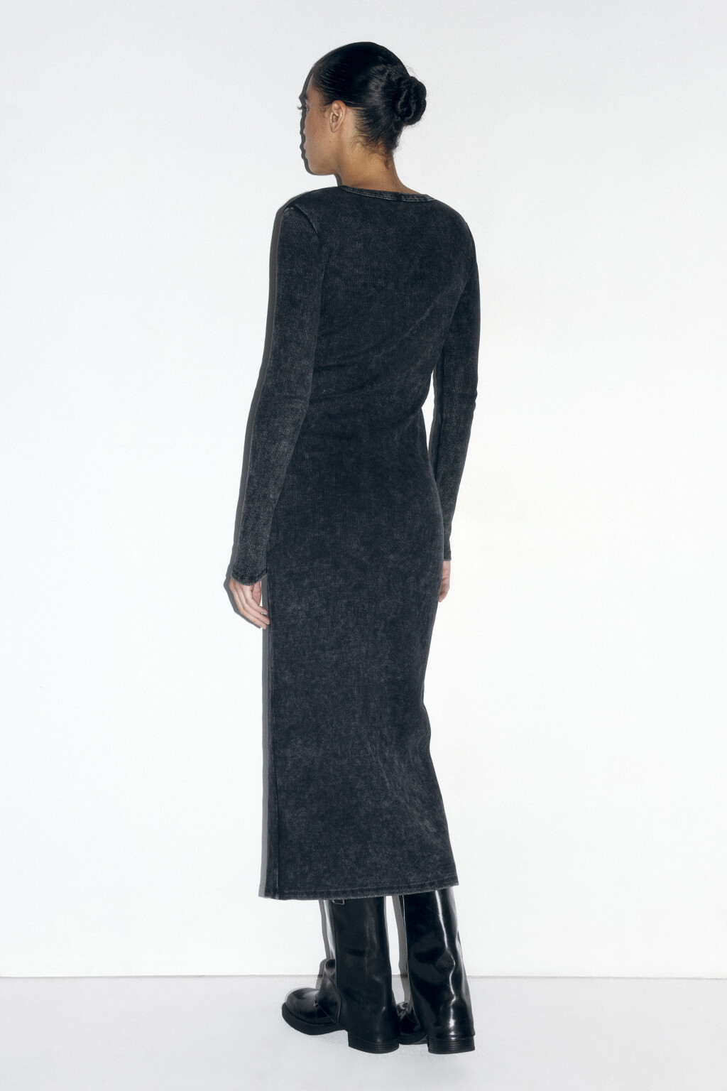 Платье миди трикотажное с вареным эффектом - цвет черный - 4