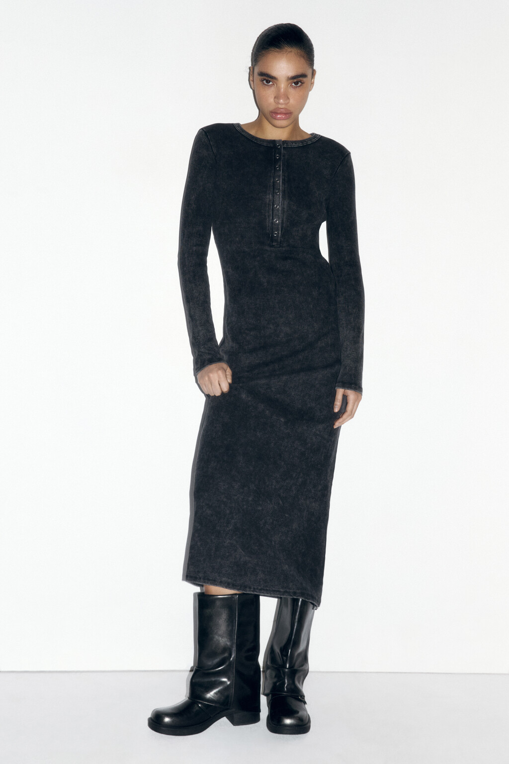 Платье миди трикотажное с вареным эффектом - цвет черный - 5