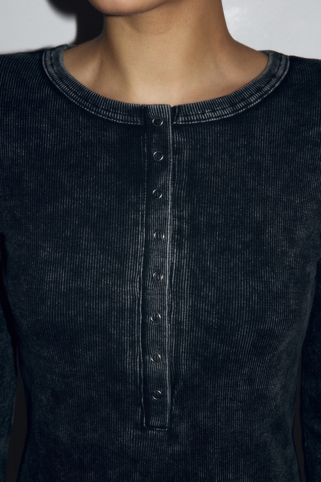 Платье миди трикотажное с вареным эффектом - цвет черный - 6