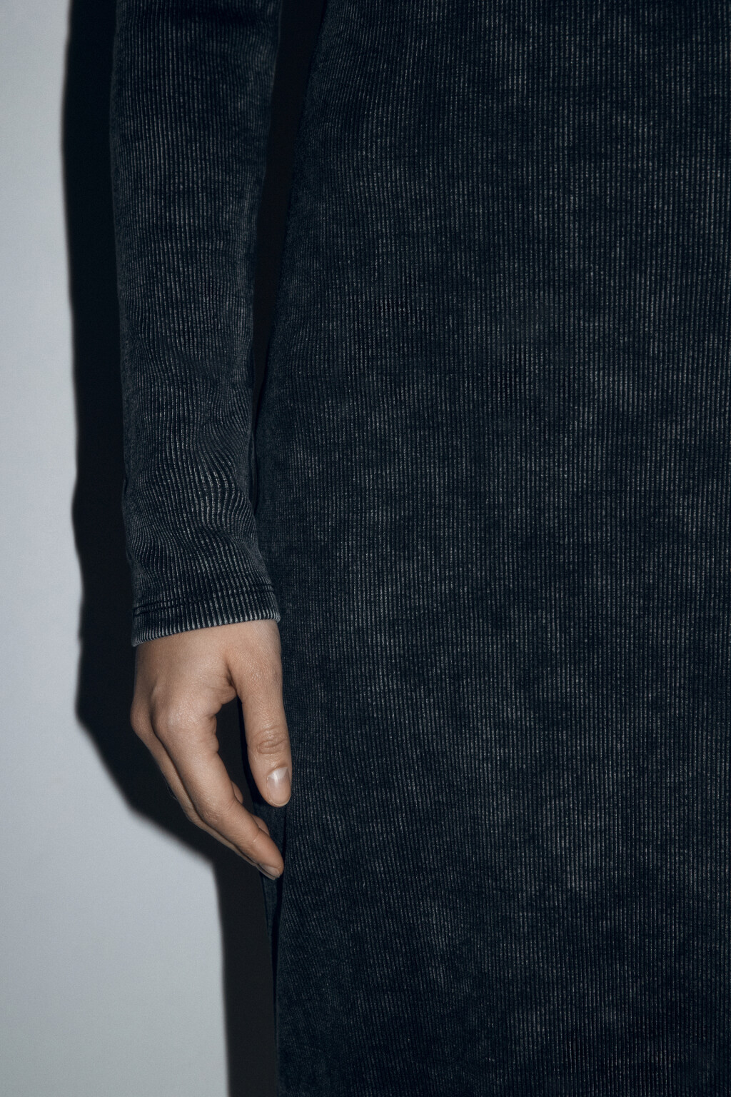 Платье миди трикотажное с вареным эффектом - цвет черный - 7