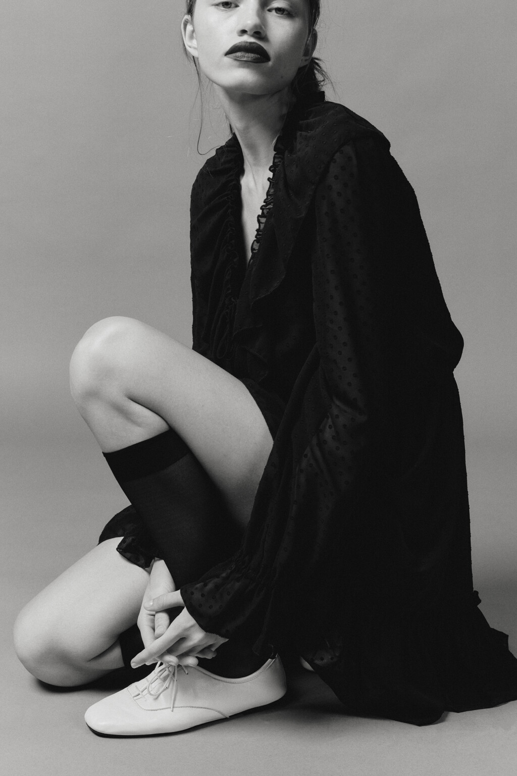 Платье мини шифоновое с воланами и завязками - цвет черный - 6