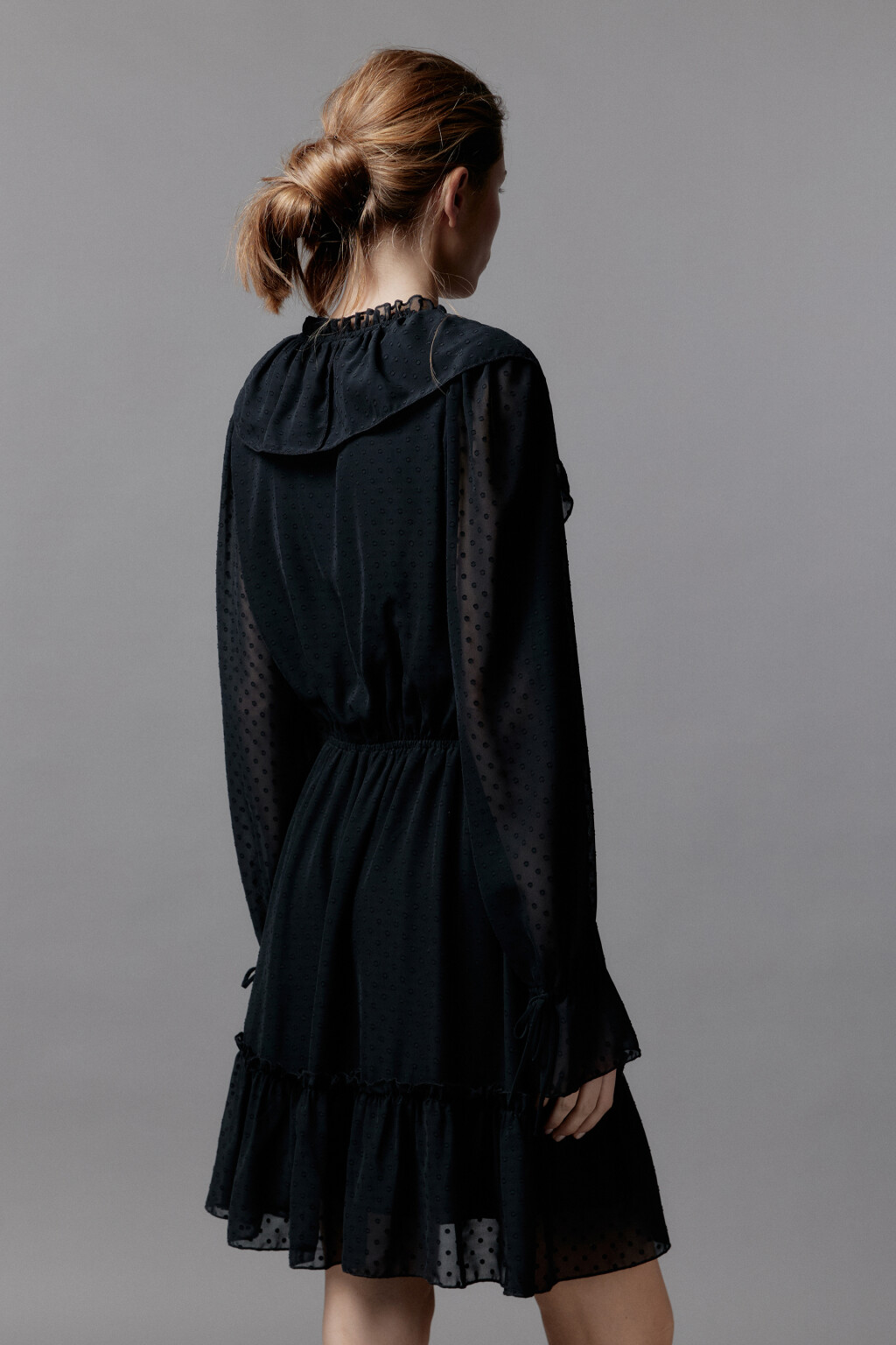 Платье мини шифоновое с воланами и завязками - цвет черный - 4