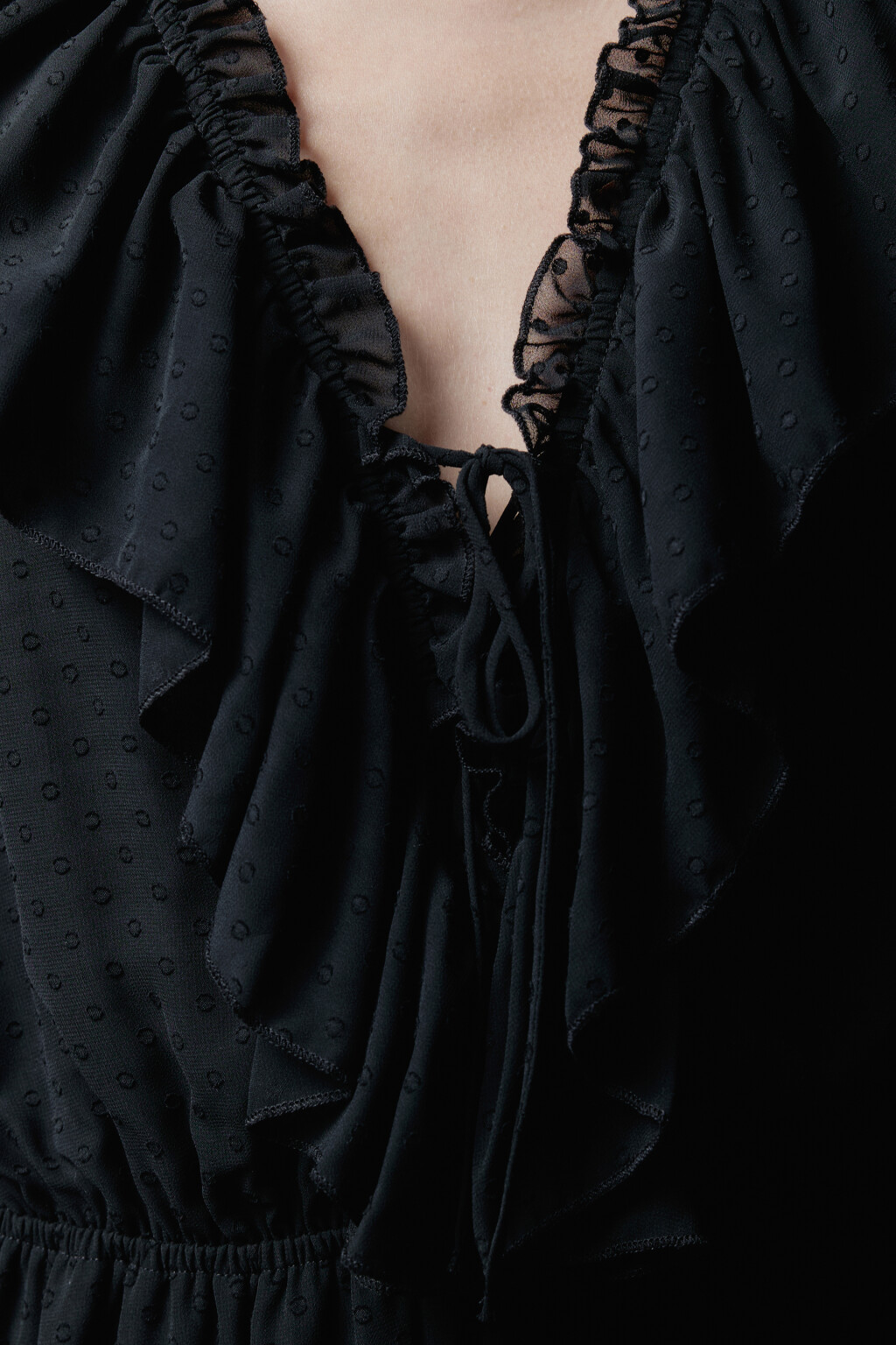 Платье мини шифоновое с воланами и завязками - цвет черный - 7