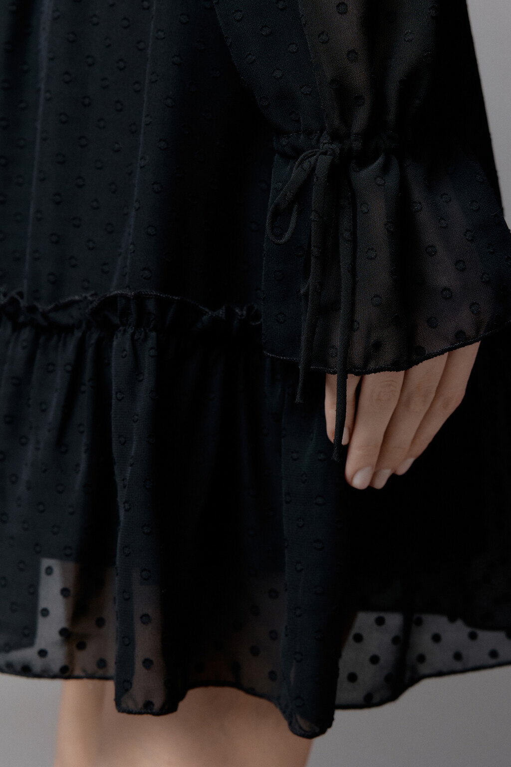 Платье мини шифоновое с воланами и завязками - цвет черный - 8