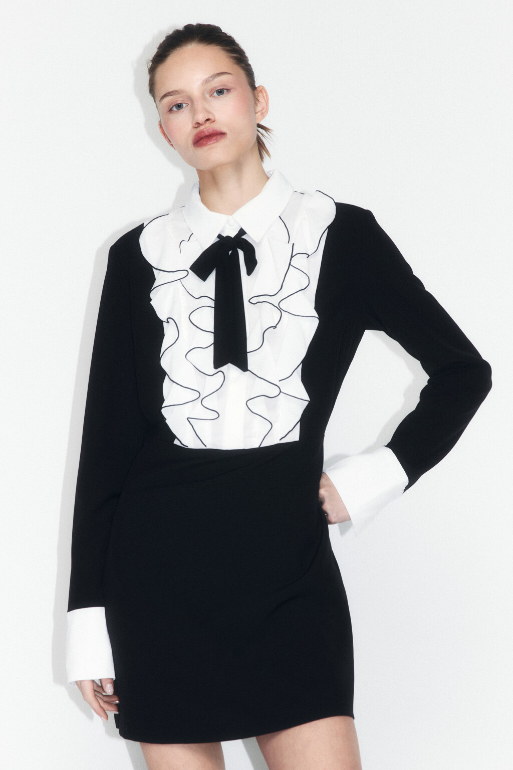 Платье мини с контрастными воланами - цвет черный - 2