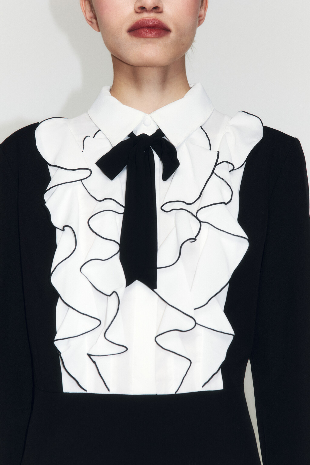 Платье мини с контрастными воланами - цвет черный - 5