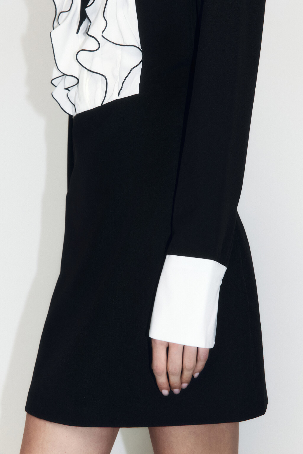 Платье мини с контрастными воланами - цвет черный - 6