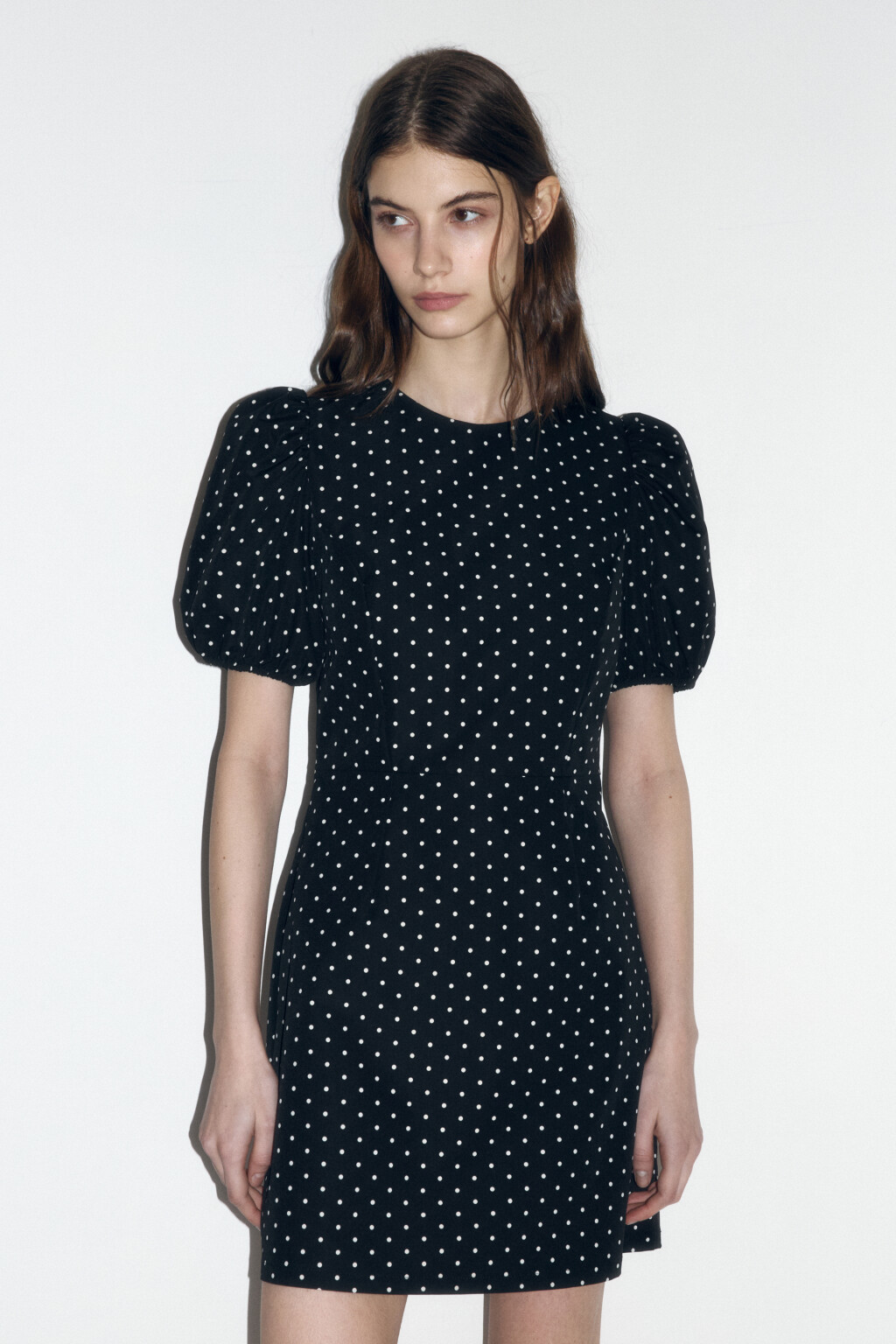 Платье мини приталенное с рукавами-фонариками - цвет черный - 2