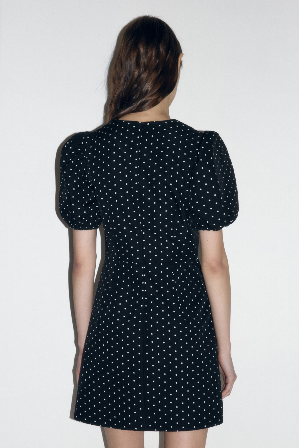 Платье мини приталенное с рукавами-фонариками - цвет черный - 3