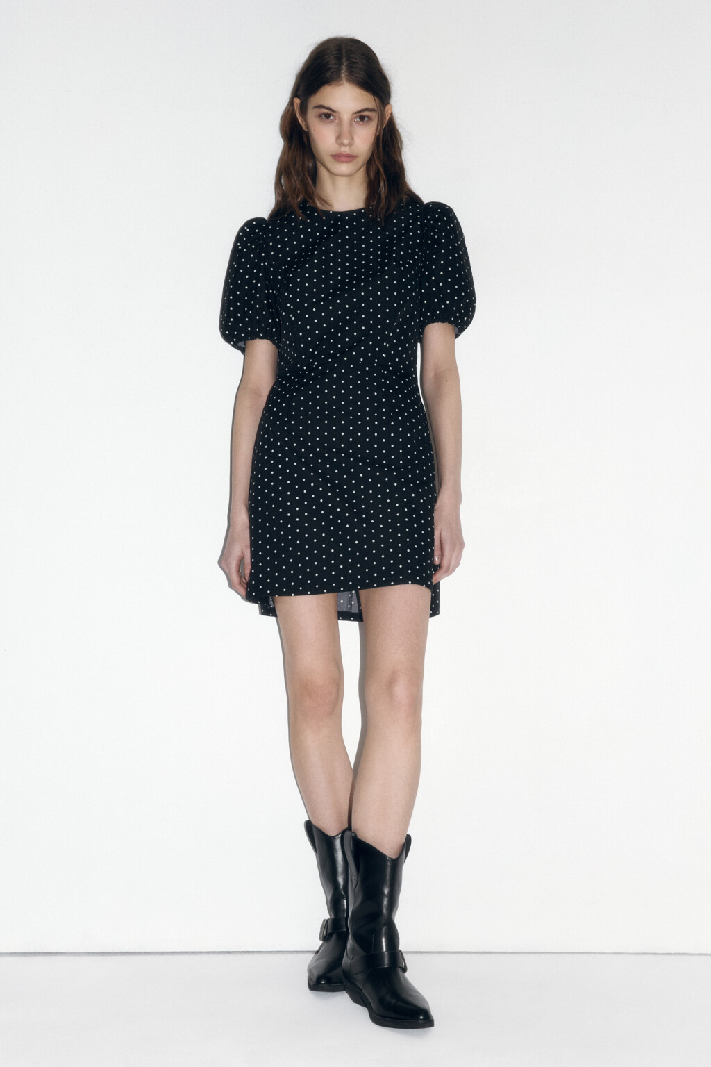 Платье мини приталенное с рукавами-фонариками - цвет черный - 4