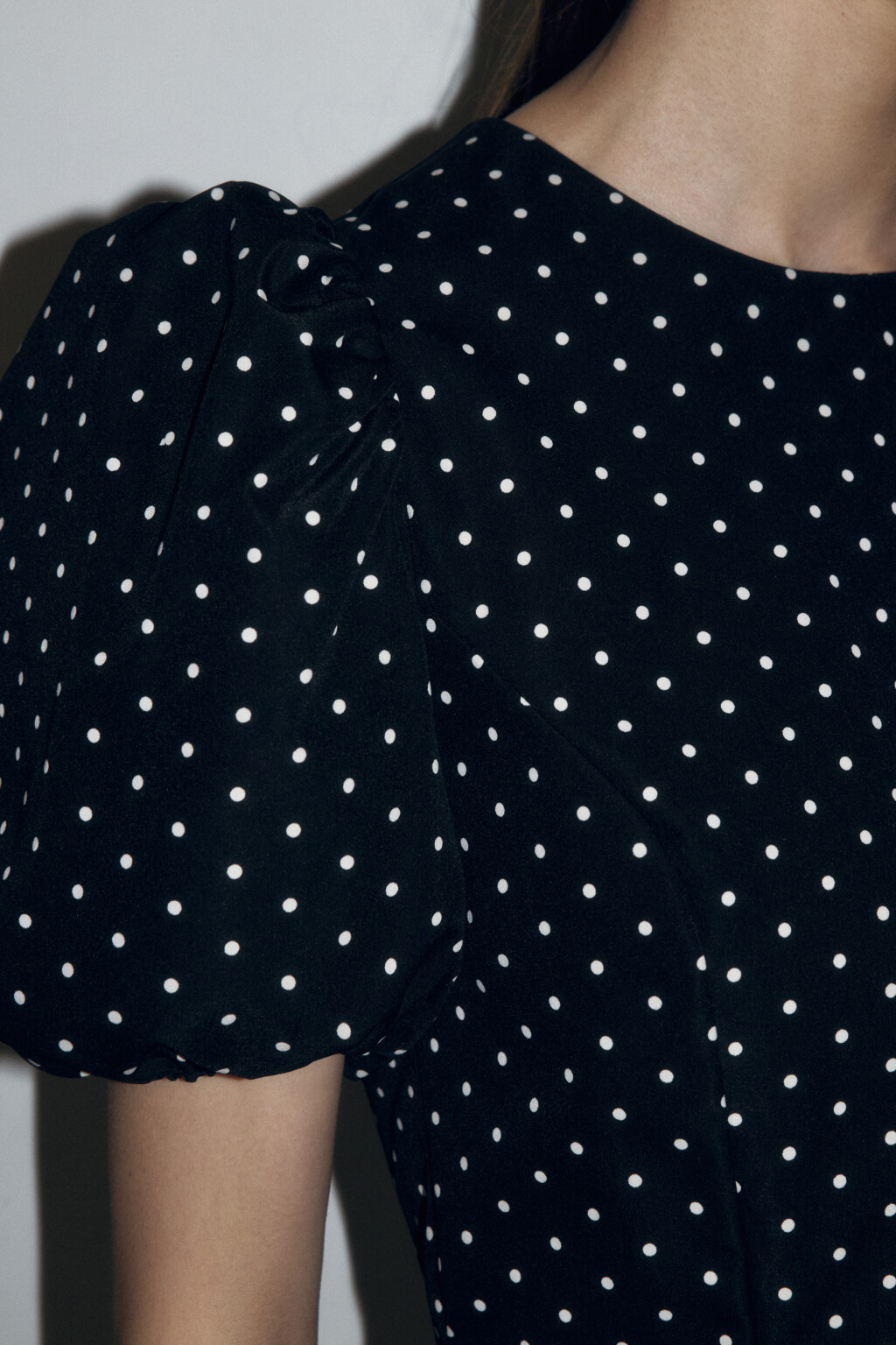 Платье мини приталенное с рукавами-фонариками - цвет черный - 5