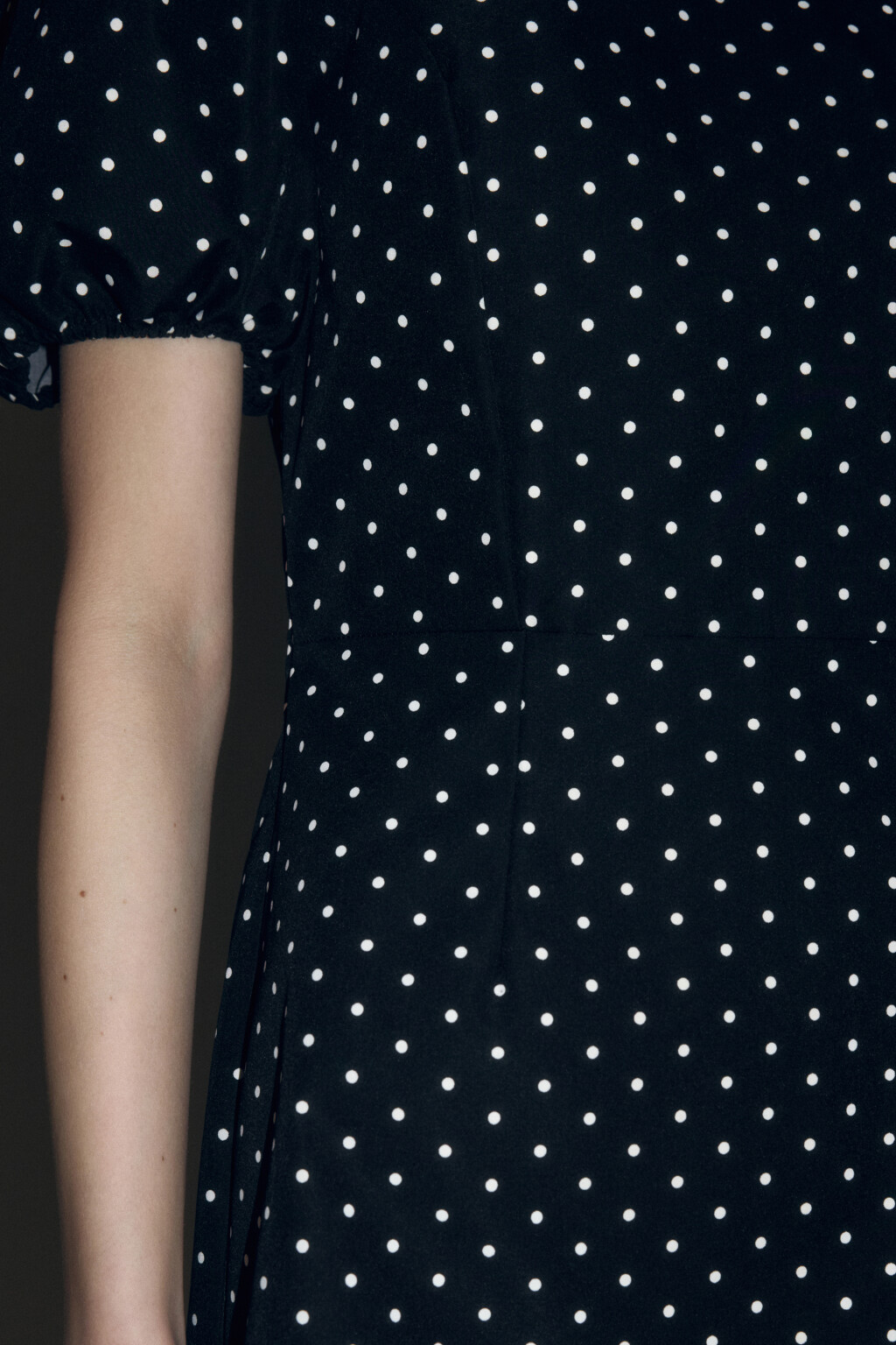 Платье мини приталенное с рукавами-фонариками - цвет черный - 6