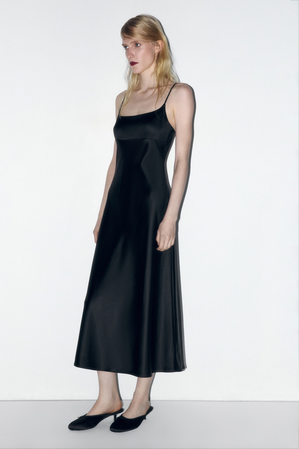 Платье-комбинация миди атласное - цвет черный - 3