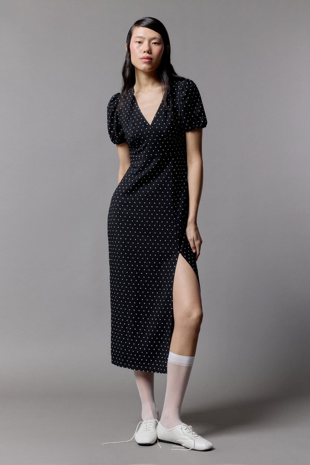 Платье миди приталенное с разрезом - цвет черный - 1