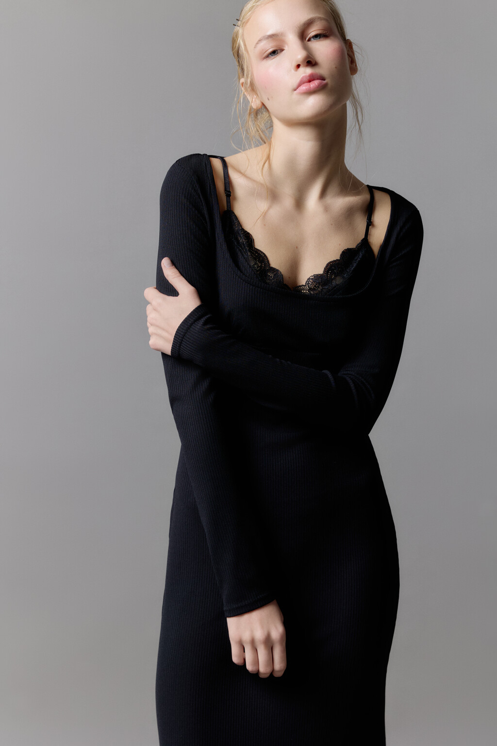 Платье миди в рубчик с кружевной отделкой - цвет черный - 1