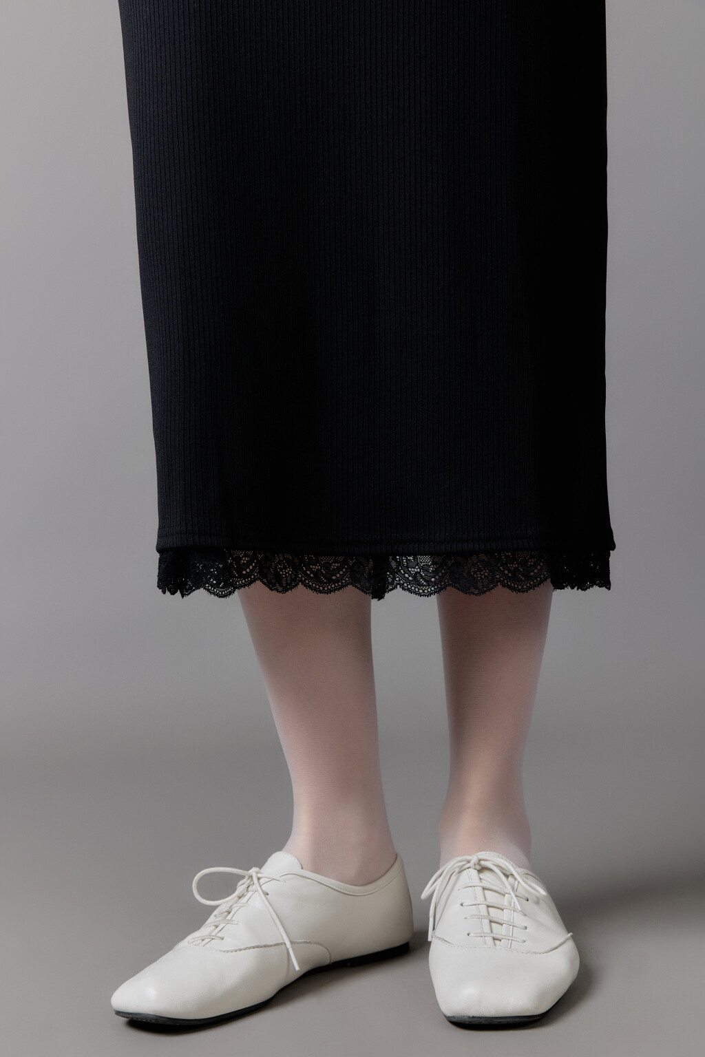 Платье миди в рубчик с кружевной отделкой - цвет черный - 7