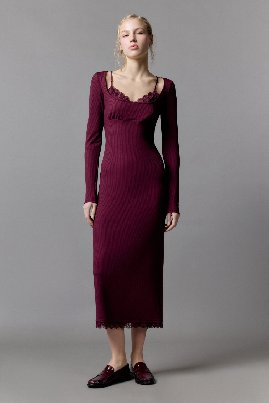 Платье миди в рубчик с кружевной отделкой - цвет бордовый - 2