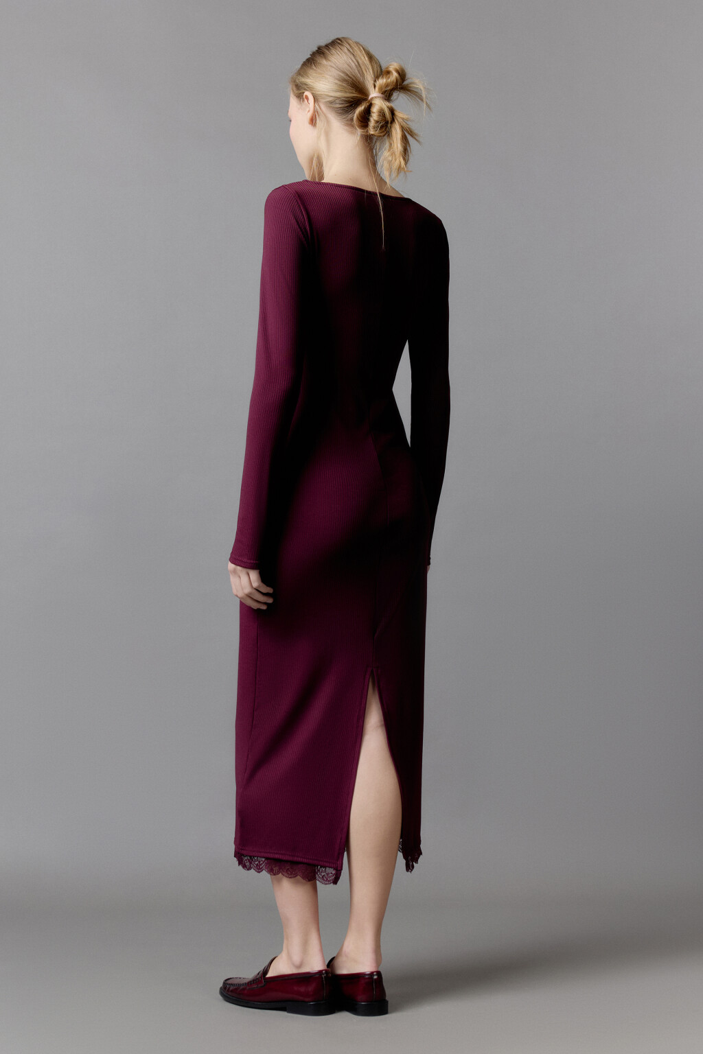 Платье миди в рубчик с кружевной отделкой - цвет бордовый - 4