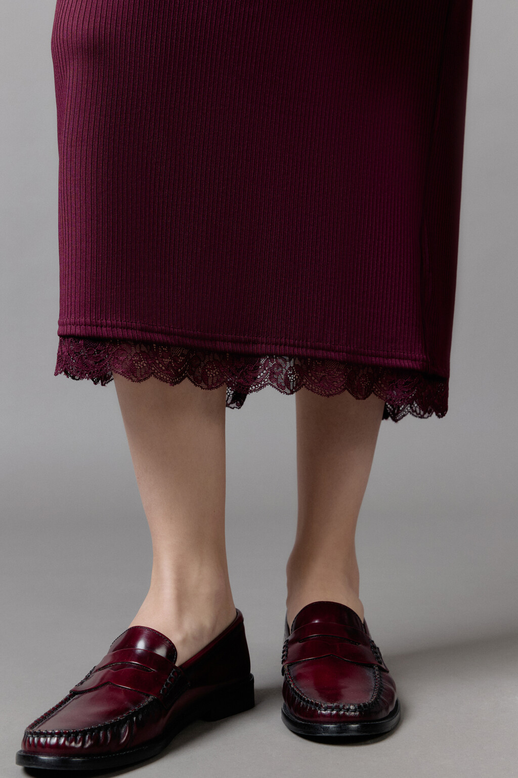 Платье миди в рубчик с кружевной отделкой - цвет бордовый - 6