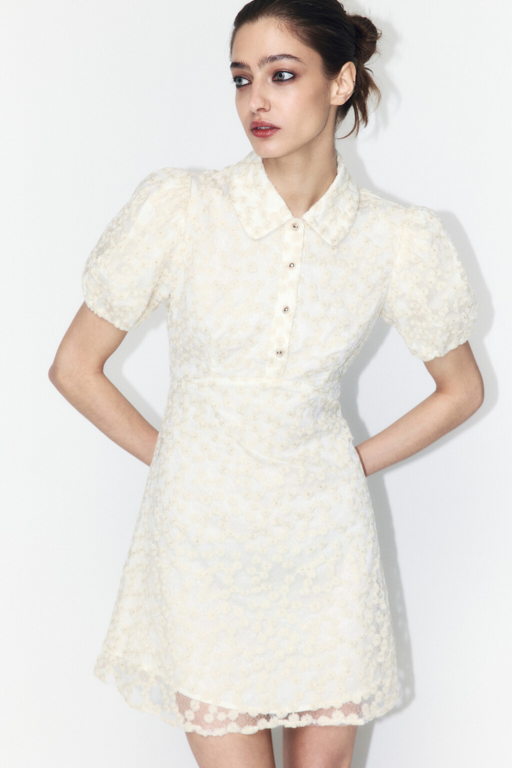 Платье мини приталенное с цветочной вышивкой - цвет молочный - 3