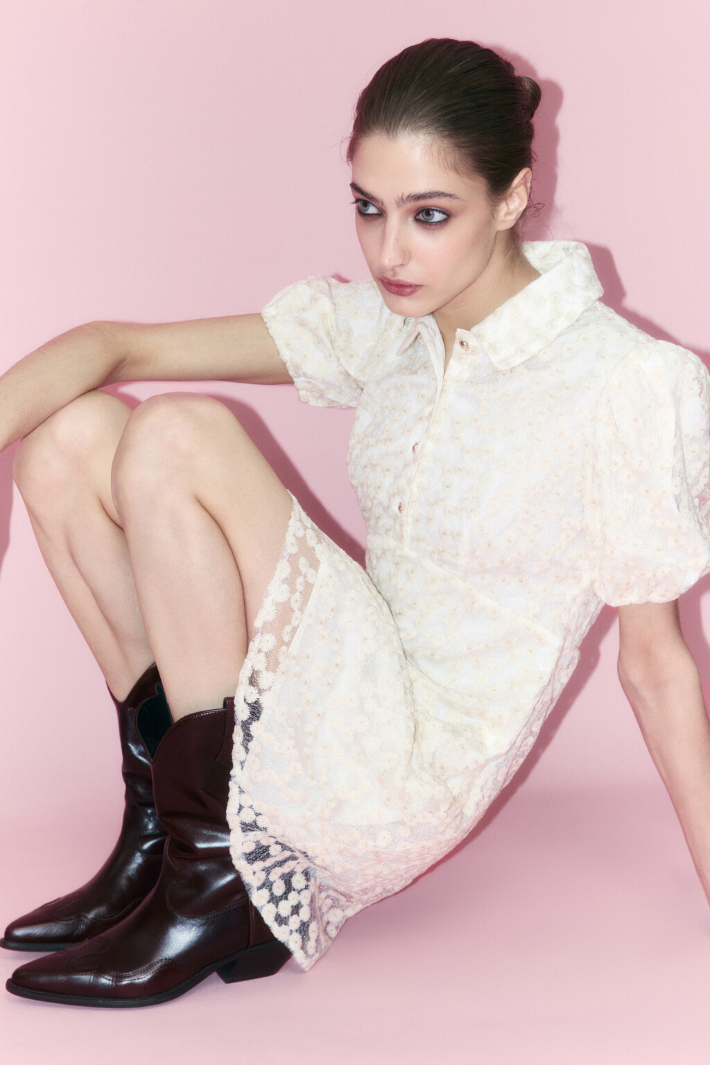 Платье мини приталенное с цветочной вышивкой - цвет молочный - 1