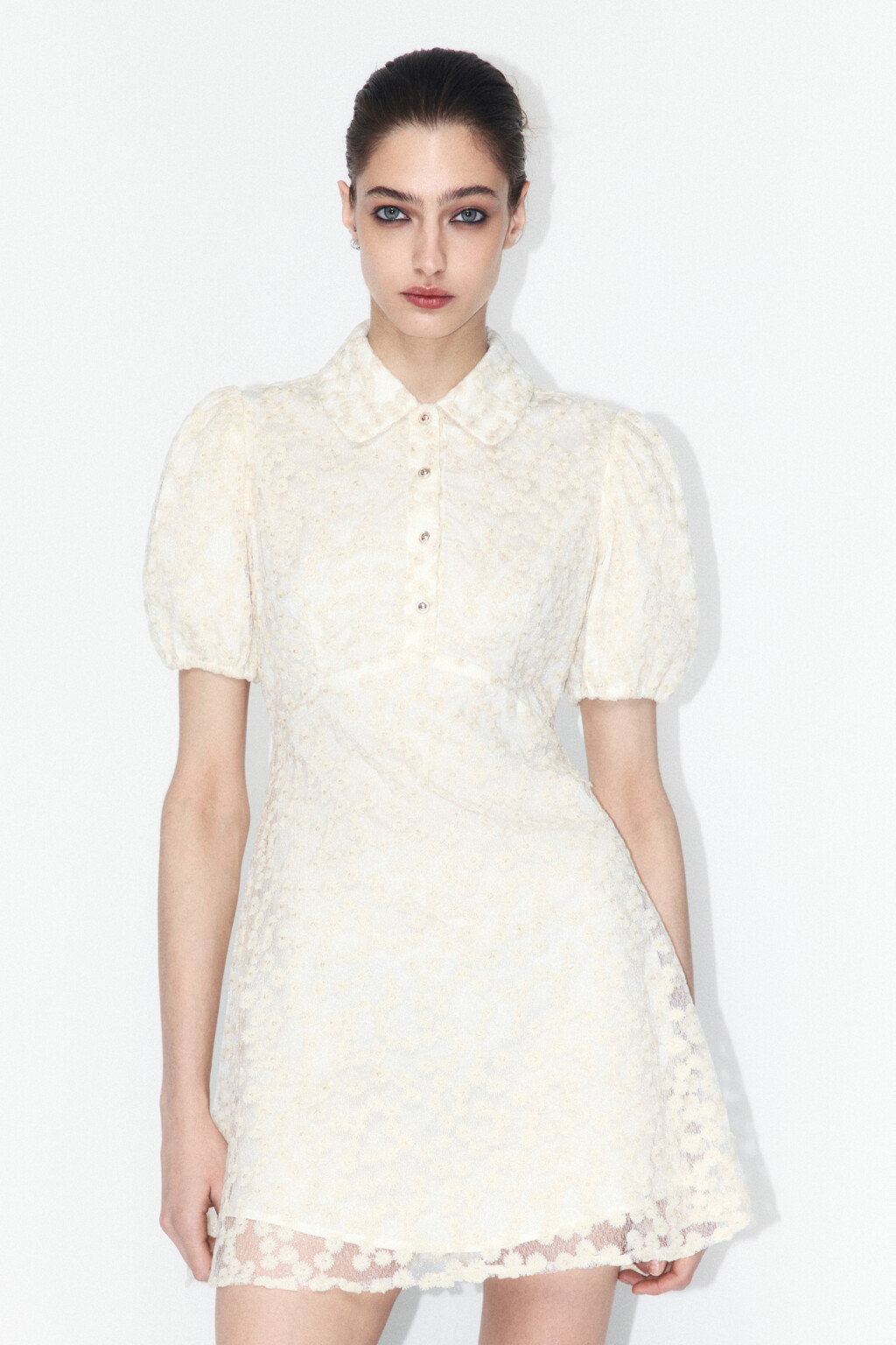 Платье мини приталенное с цветочной вышивкой - цвет молочный - 4