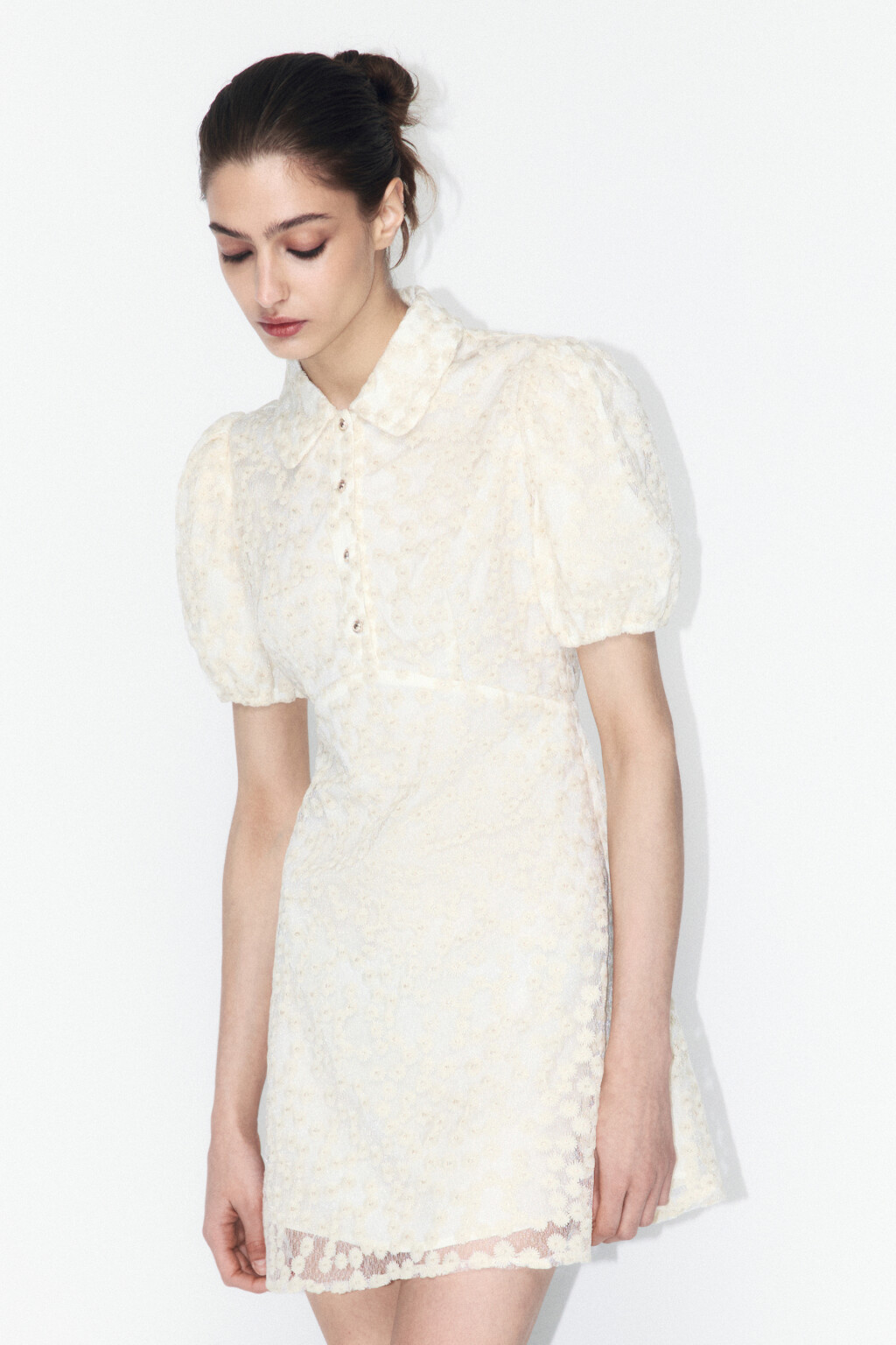 Платье мини приталенное с цветочной вышивкой - цвет молочный - 5