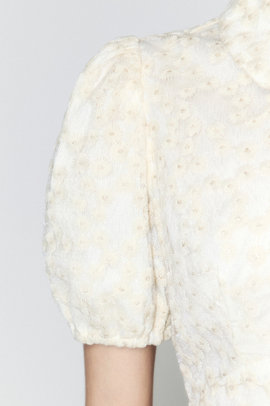 Платье мини приталенное с цветочной вышивкой - цвет молочный - 9