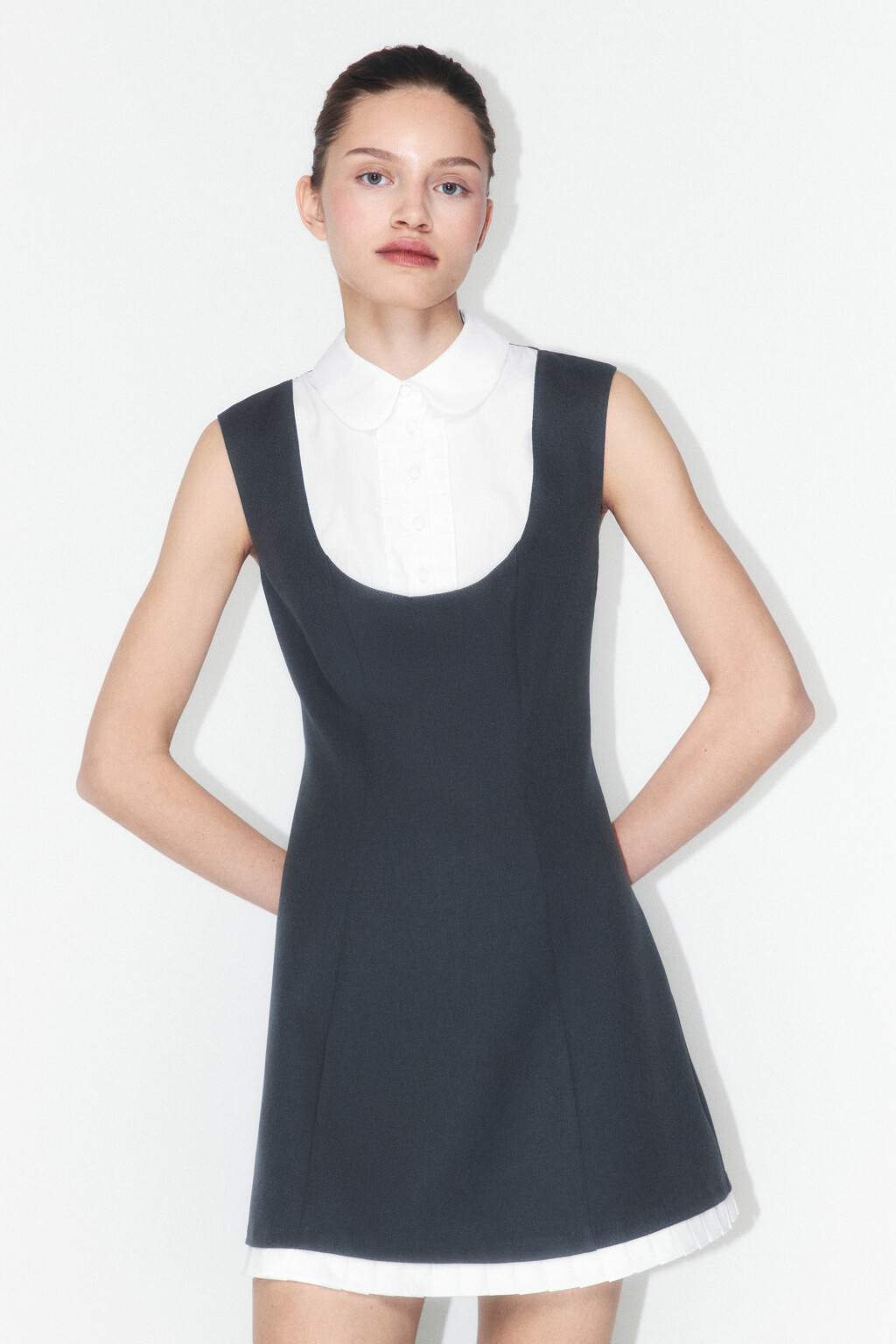 Платье-сарафан мини с манишкой и оборками - цвет серый - 2