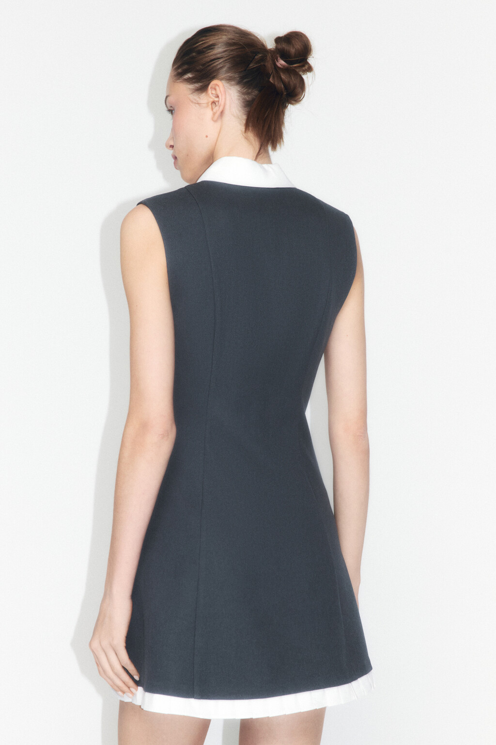 Платье-сарафан мини с манишкой и оборками - цвет серый - 3