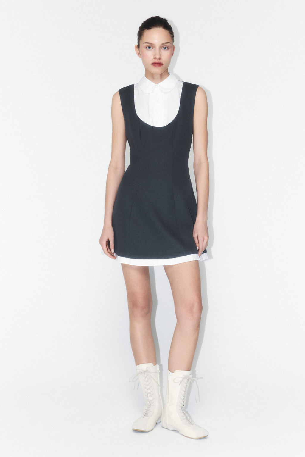 Платье-сарафан мини с манишкой и оборками - цвет серый - 4