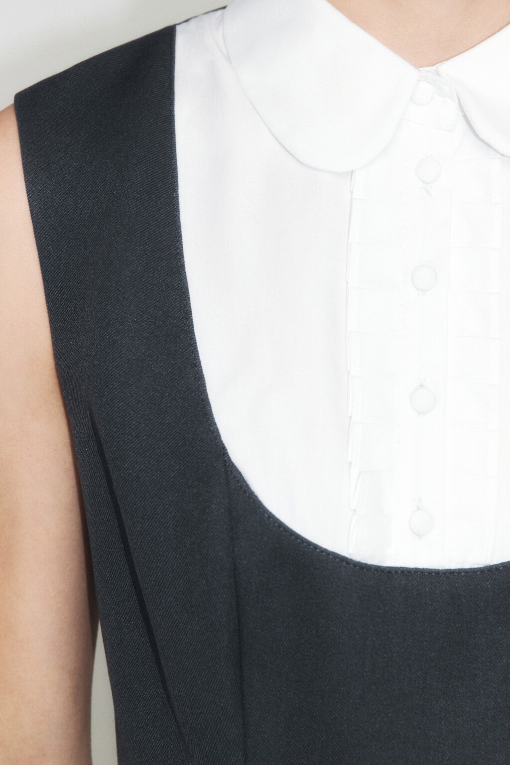 Платье-сарафан мини с манишкой и оборками - цвет серый - 5