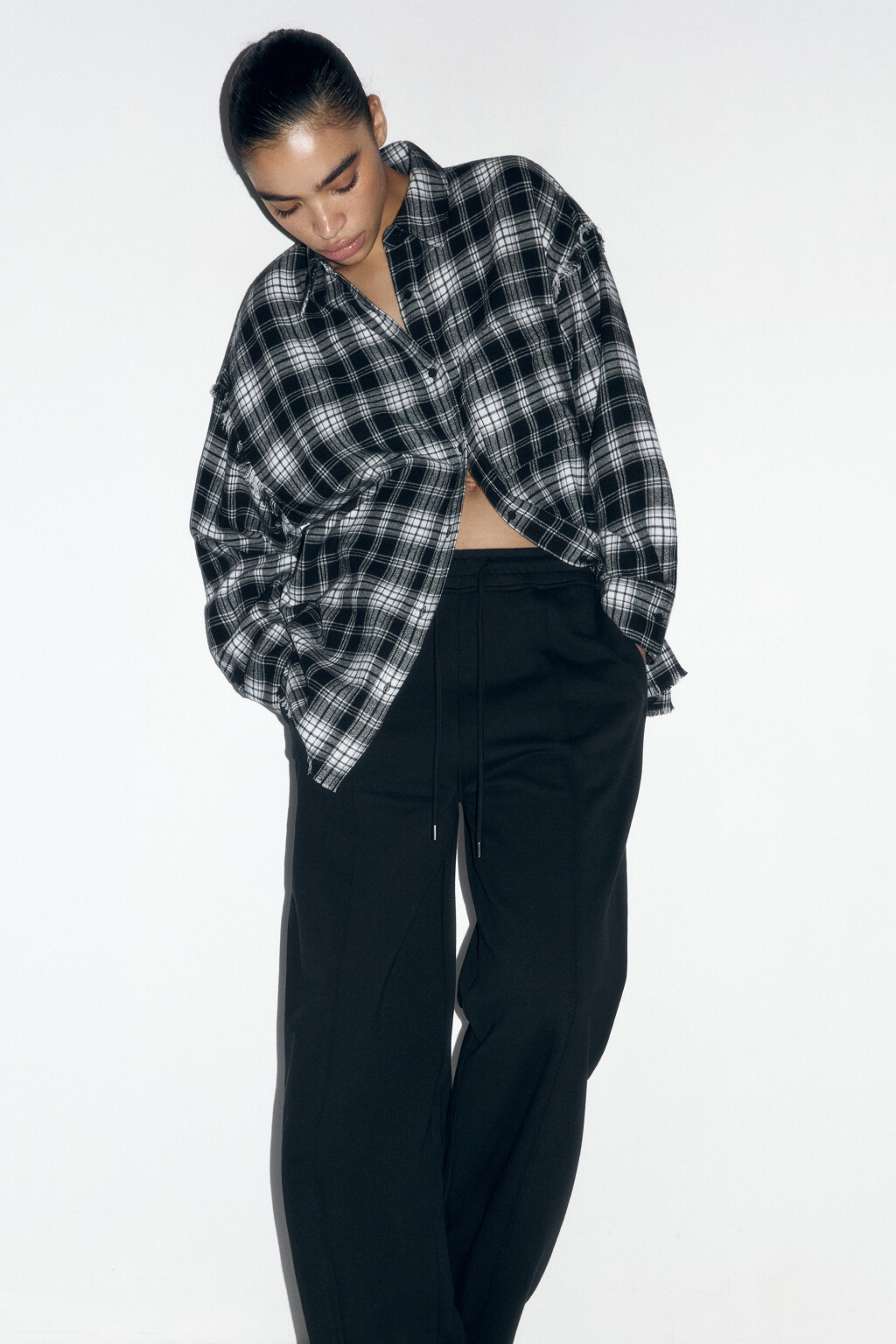 Рубашка oversize клетчатая с бахромой по низу - цвет черный - 1