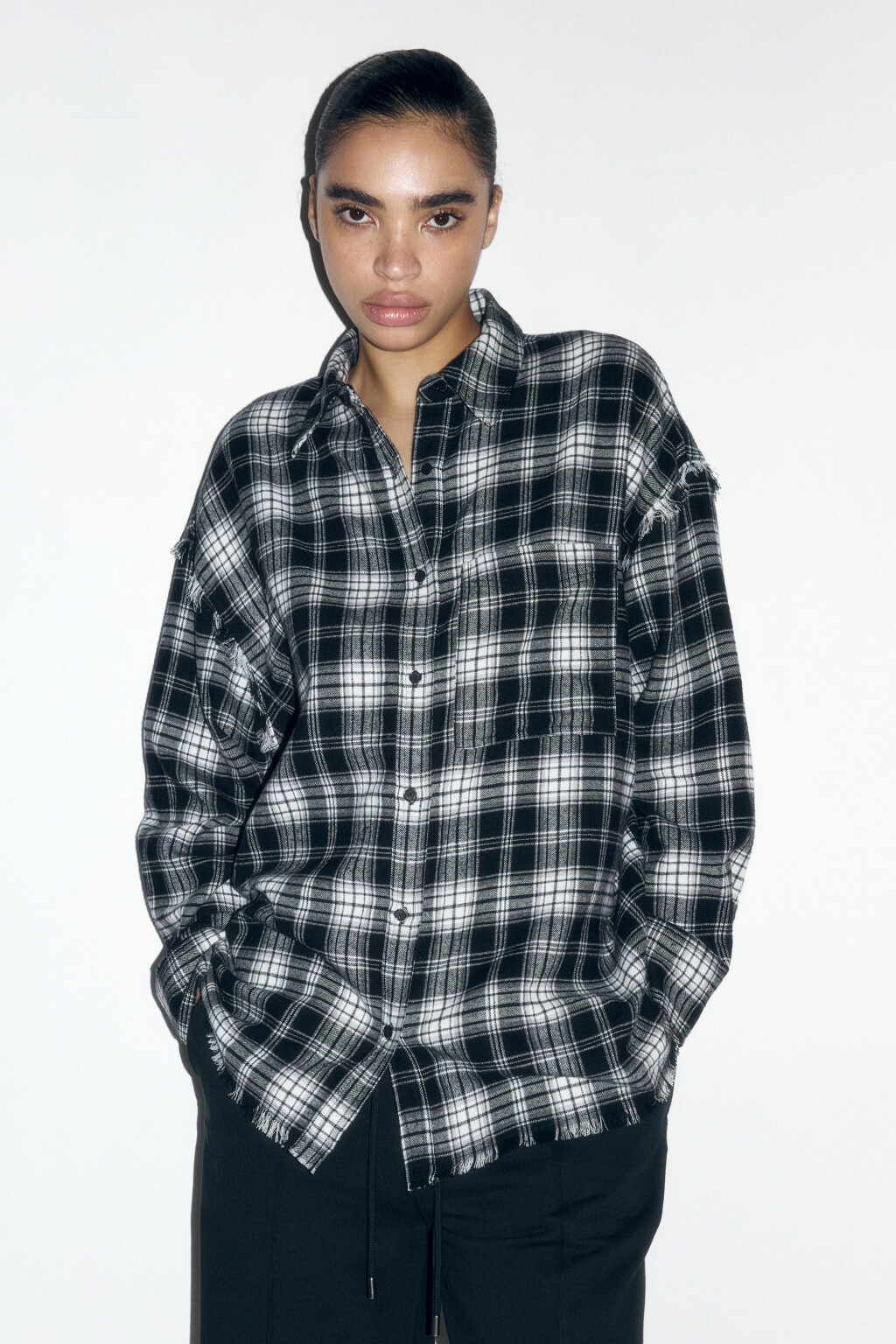 Рубашка oversize клетчатая с бахромой по низу - цвет черный - 2