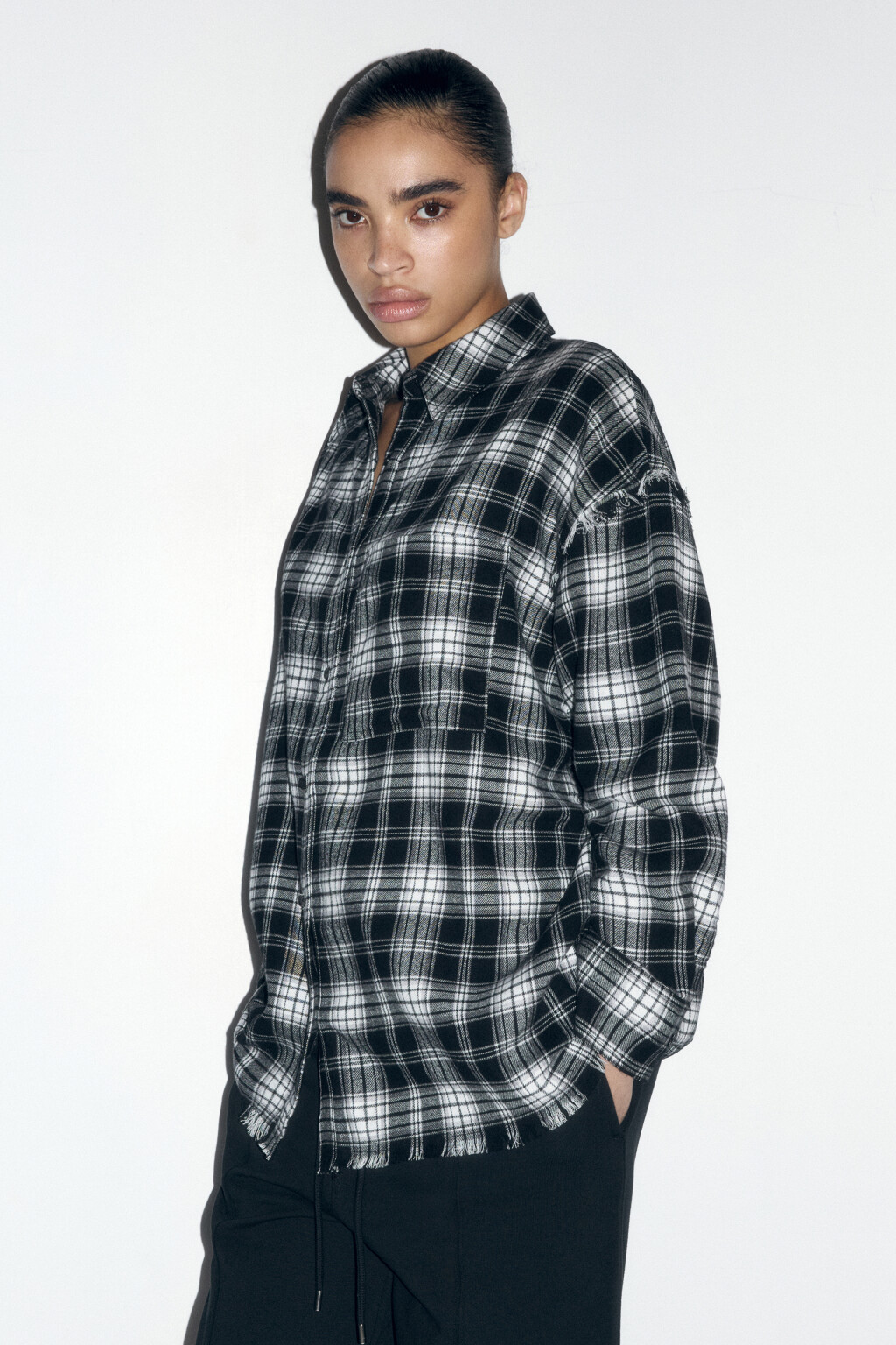Рубашка oversize клетчатая с бахромой по низу - цвет черный - 3