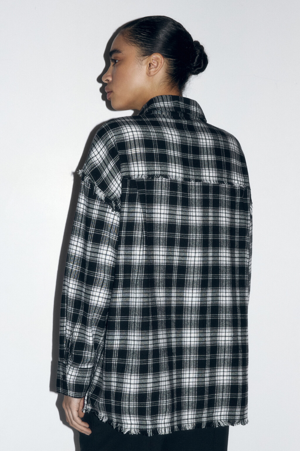 Рубашка oversize клетчатая с бахромой по низу - цвет черный - 4