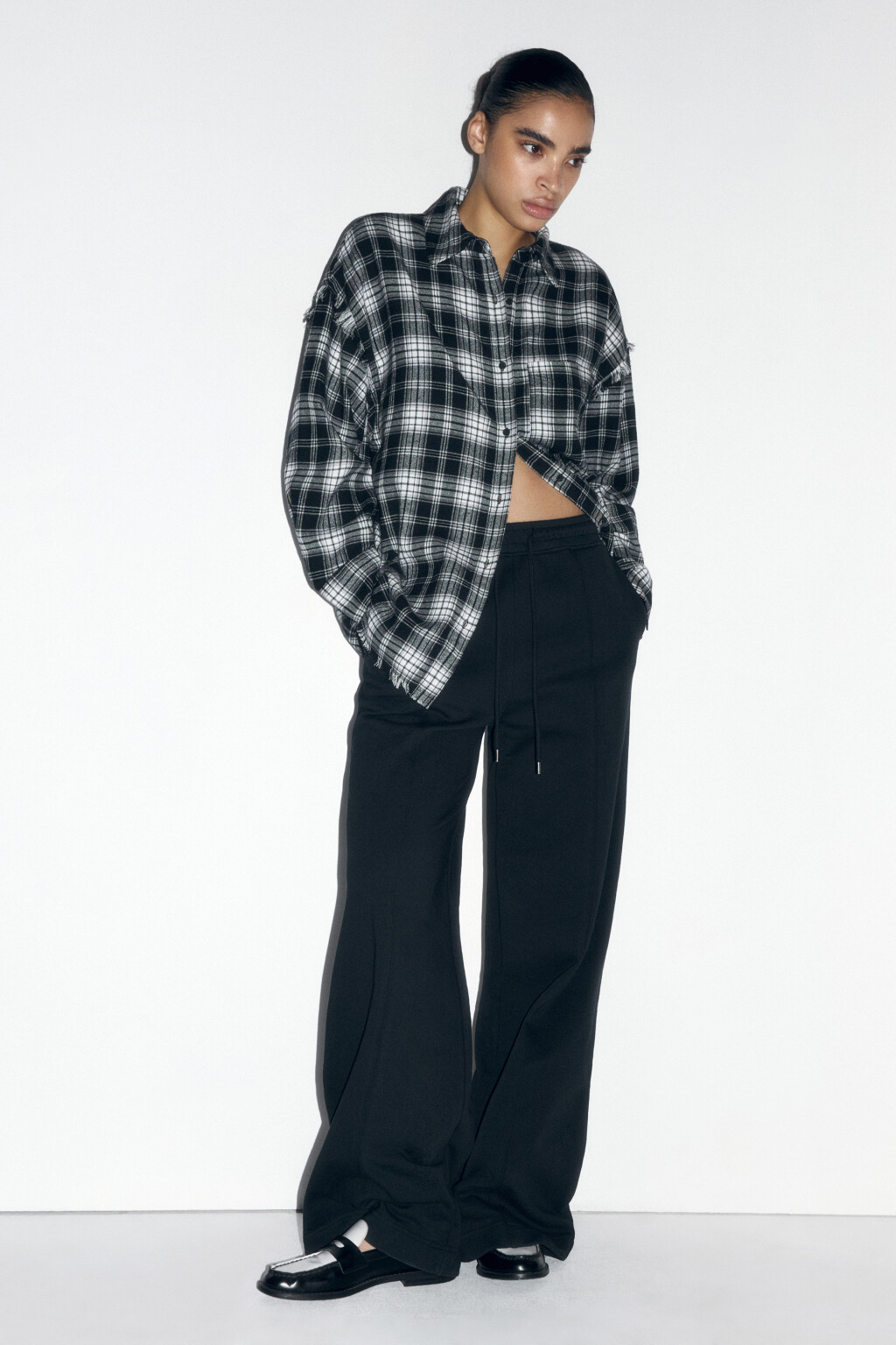 Рубашка oversize клетчатая с бахромой по низу - цвет черный - 5