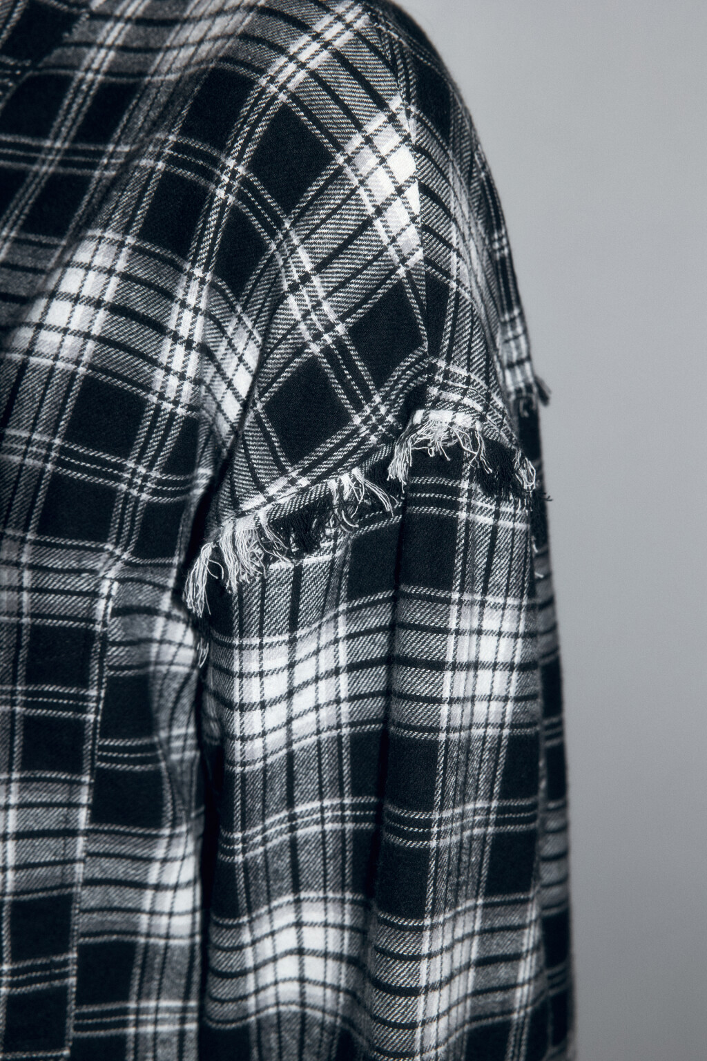 Рубашка oversize клетчатая с бахромой по низу - цвет черный - 7