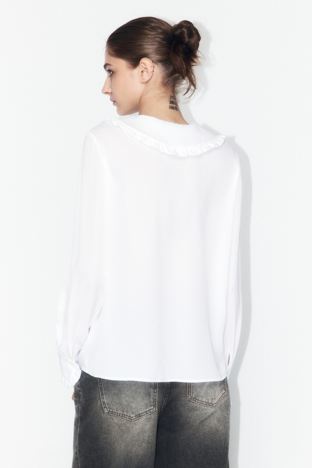 Блузка с оборками и галстуком - цвет белый - 6