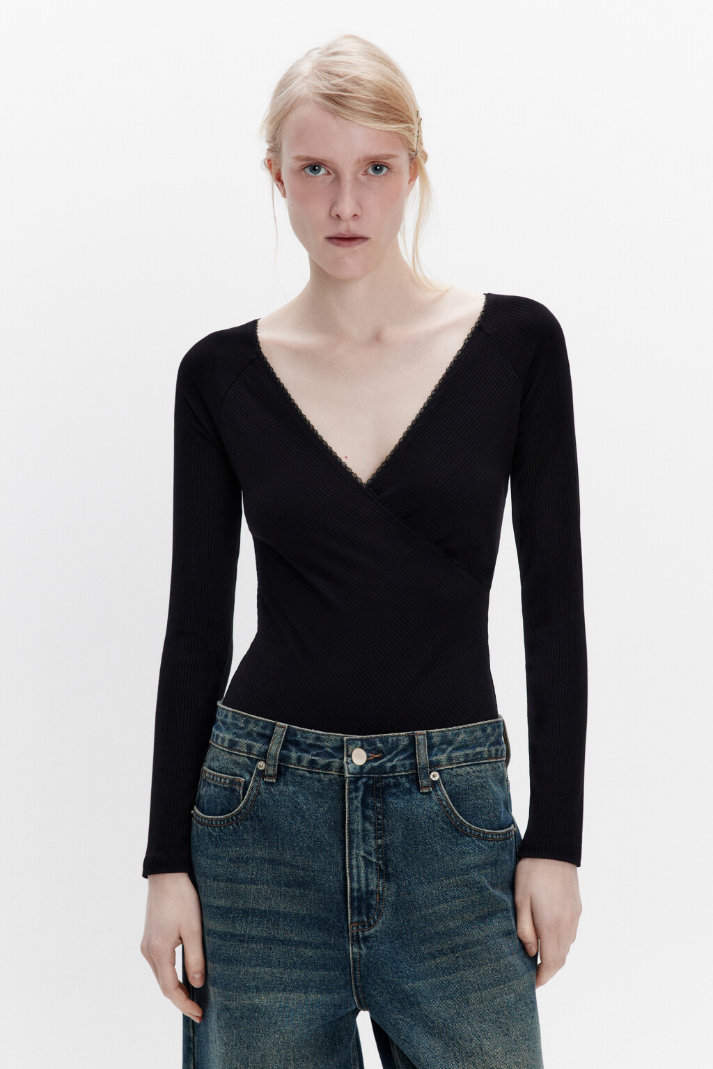 Блузка-боди в рубчик с кружевной отделкой - цвет черный - 2