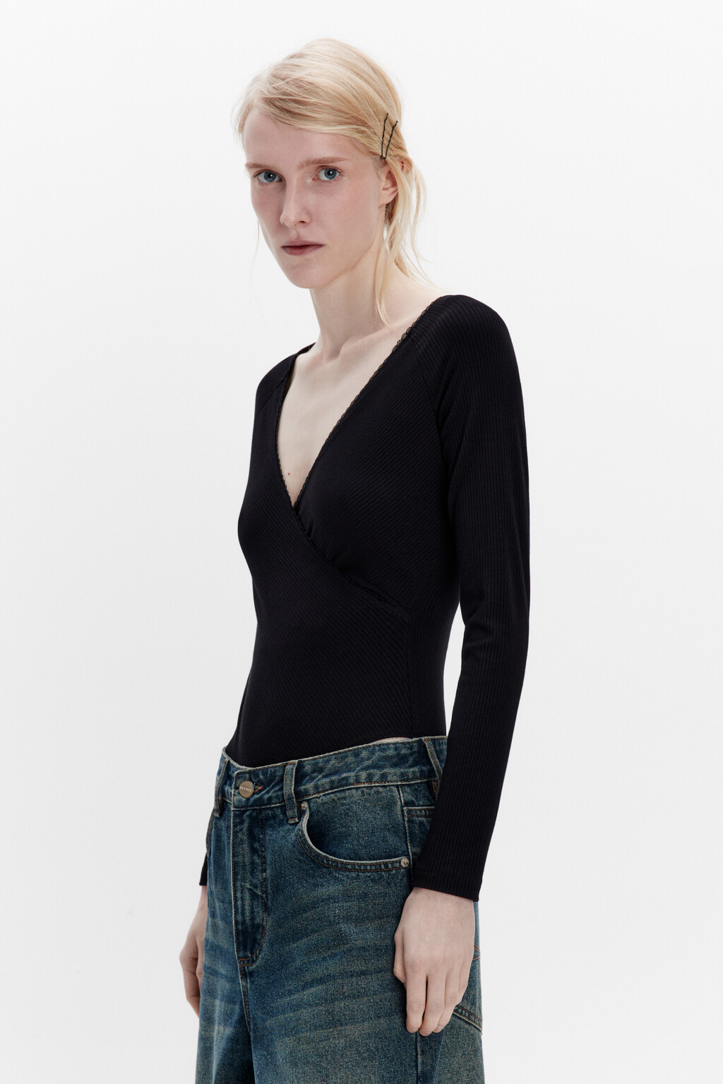 Блузка-боди в рубчик с кружевной отделкой - цвет черный - 3