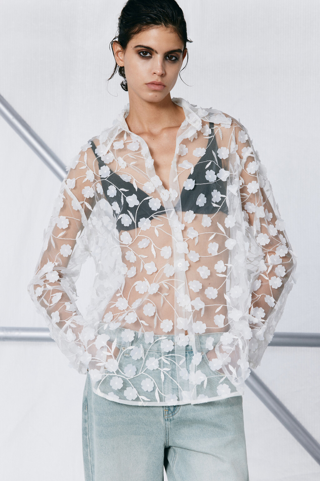 Рубашка из органзы с цветочными аппликациями - цвет бежевый - 8