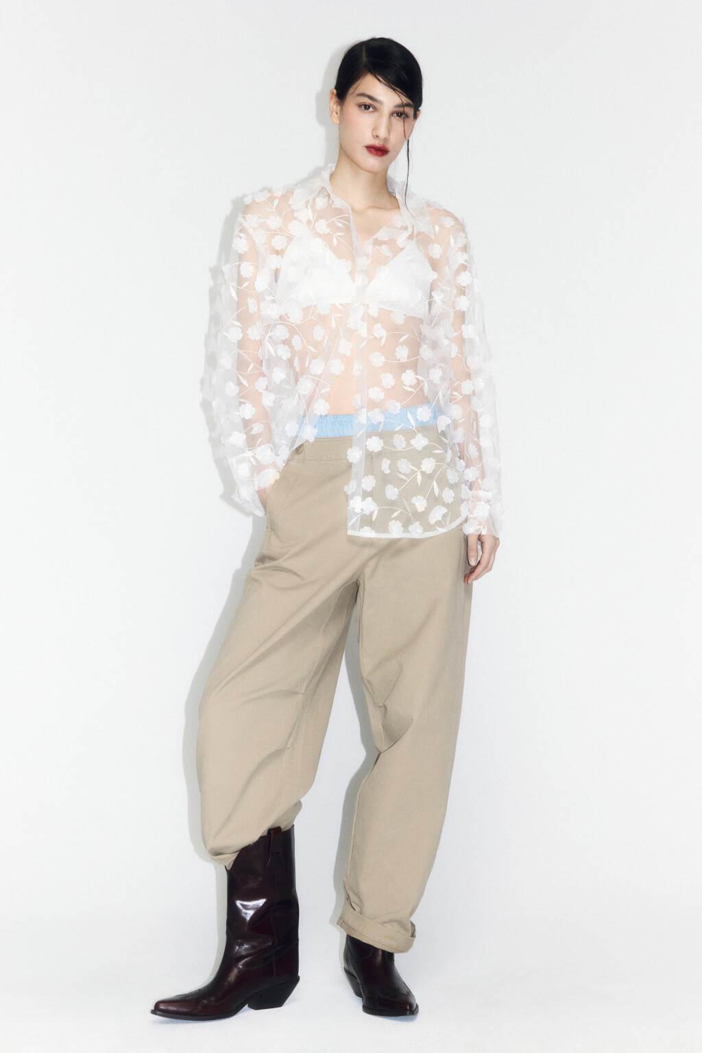 Рубашка из органзы с цветочными аппликациями - цвет бежевый - 4