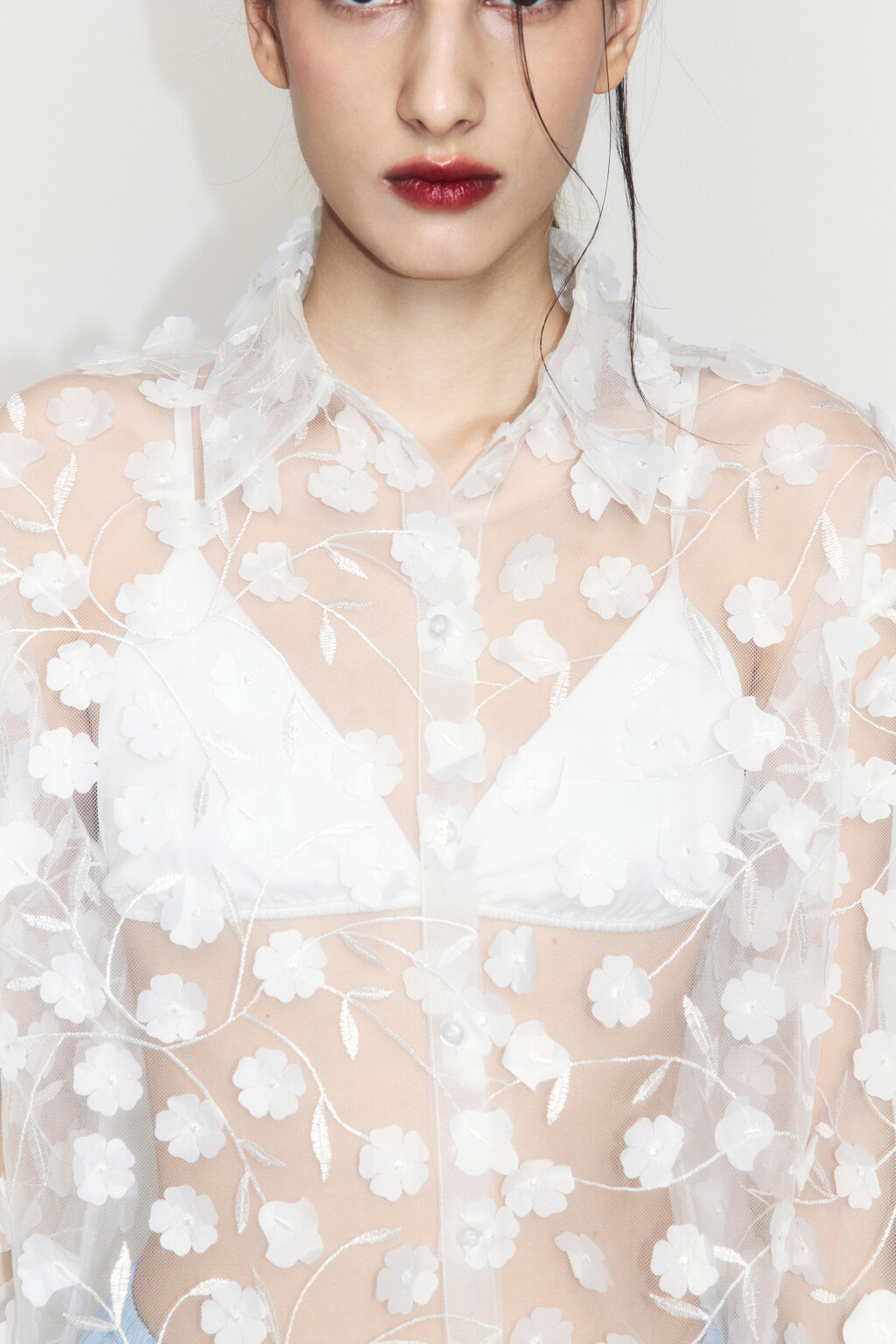 Рубашка из органзы с цветочными аппликациями - цвет бежевый - 5