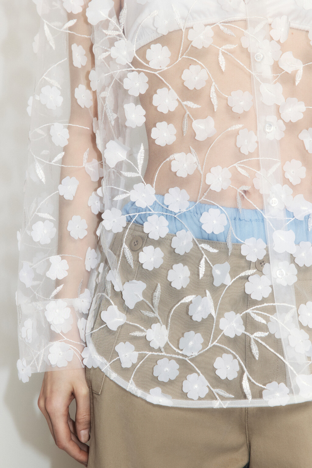 Рубашка из органзы с цветочными аппликациями - цвет бежевый - 6