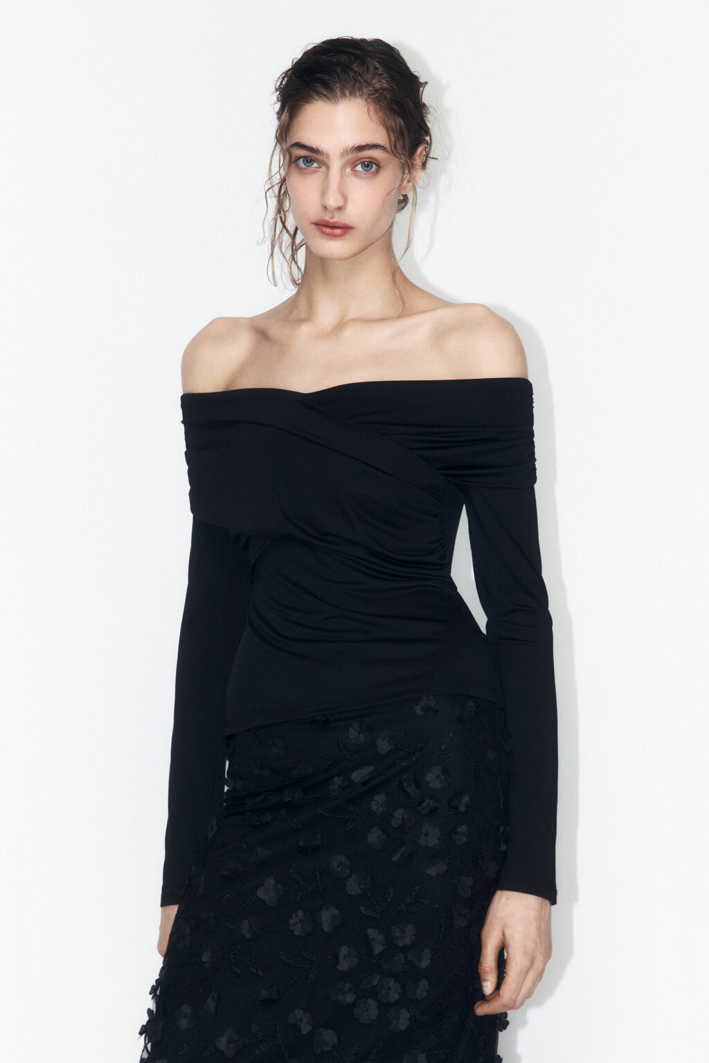 Блузка облегающая с открытыми плечами - цвет черный - 3