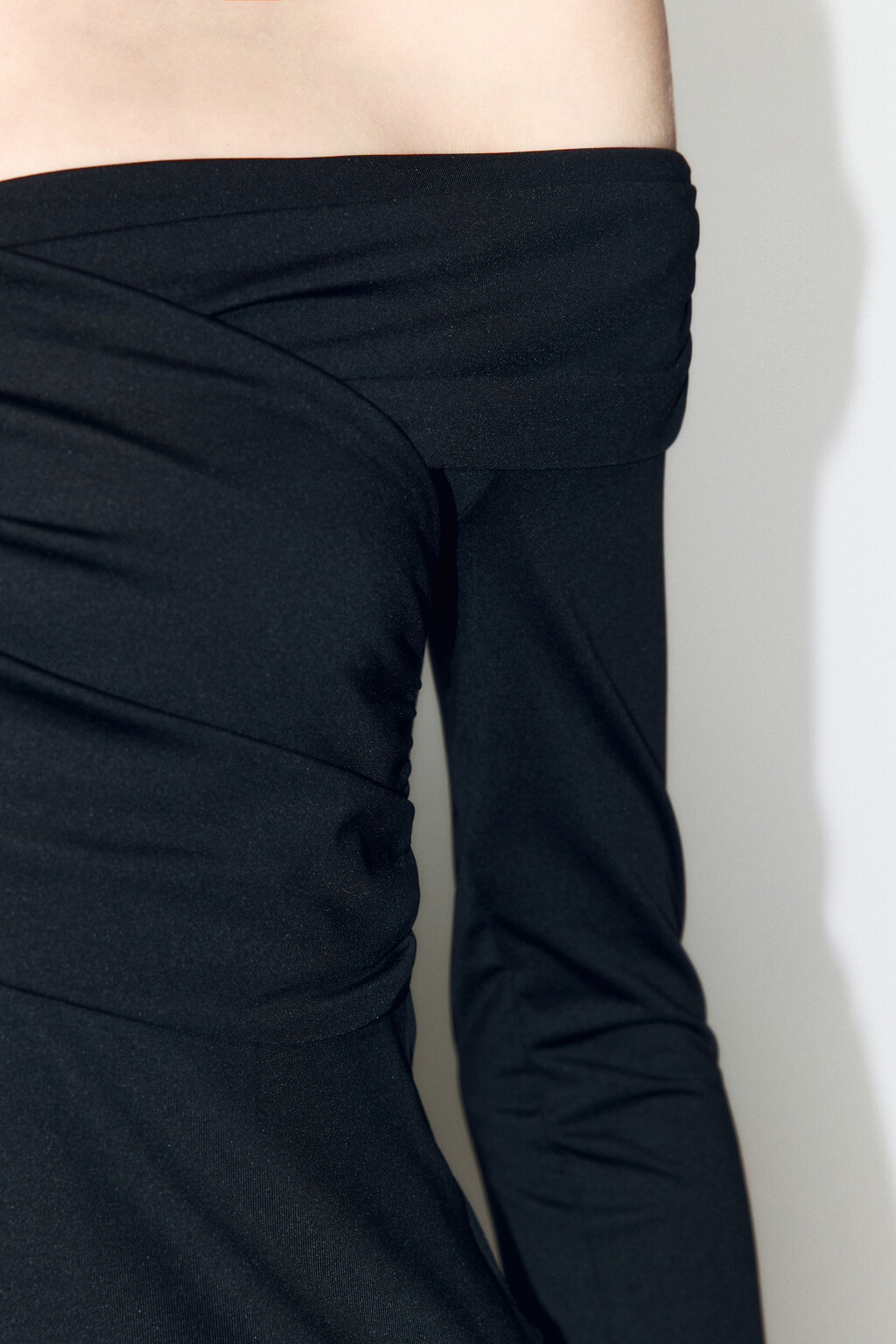 Блузка облегающая с открытыми плечами - цвет черный - 7