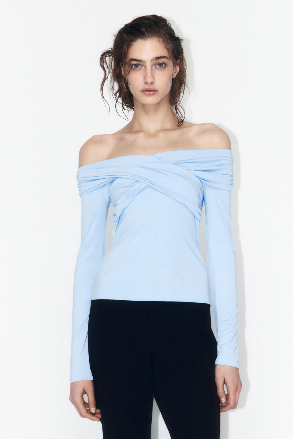 Блузка облегающая с открытыми плечами - цвет голубой - 2