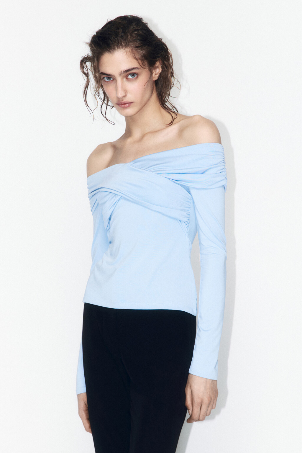 Блузка облегающая с открытыми плечами - цвет голубой - 3