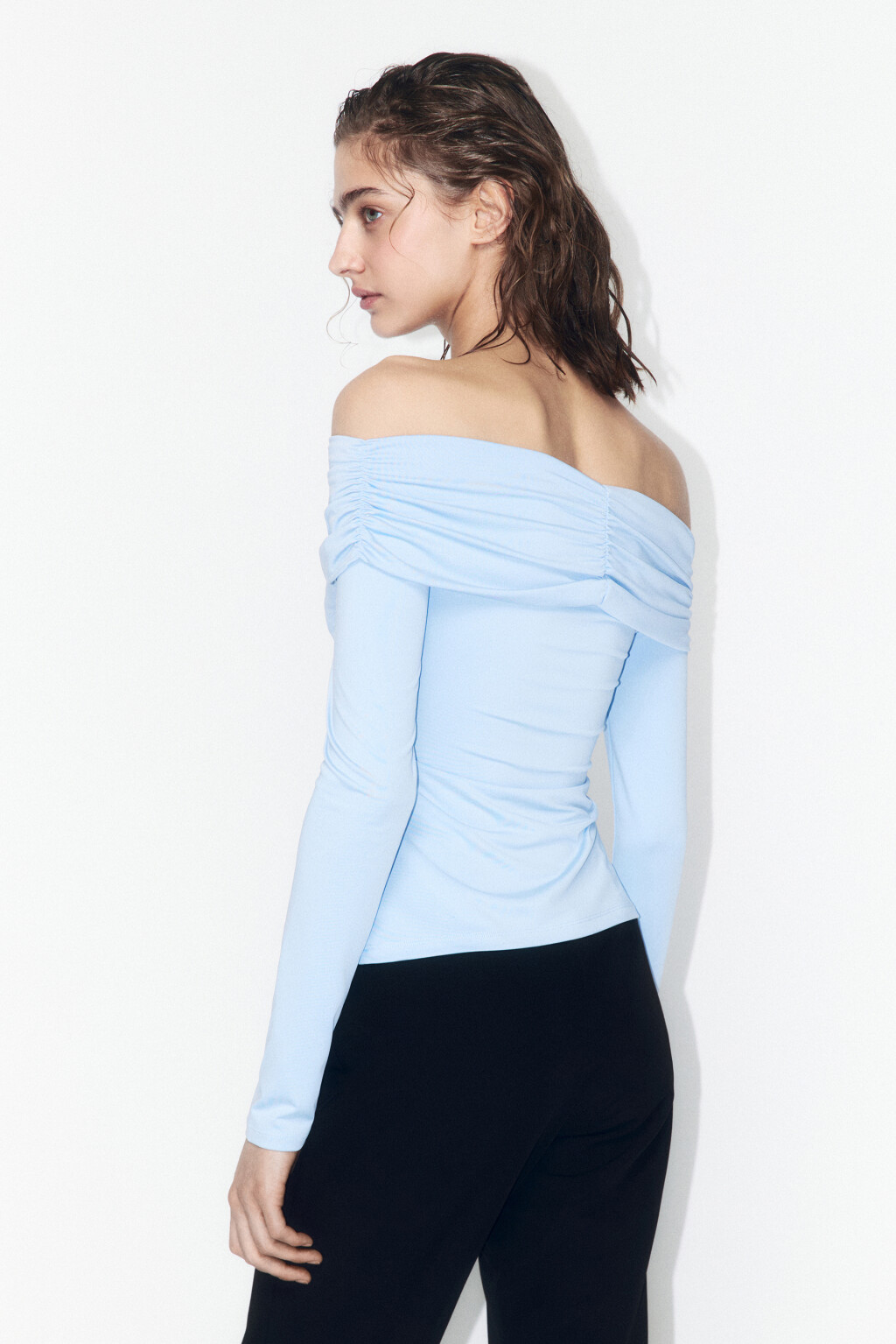 Блузка облегающая с открытыми плечами - цвет голубой - 4